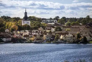 Kopfsteinpflaster, Glashütten und Kerzen. Västervik bietet dies - und vor allem das Meer! Foto: www.vastervik.com/