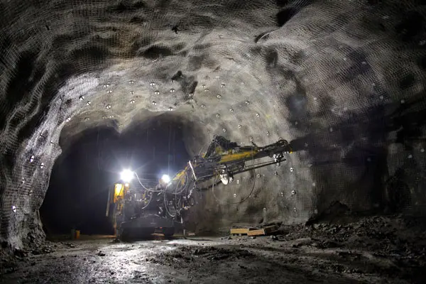 Einsturz im Bergwerk Kiruna 2 Unter Tage werden die Schächte durch Netze und Beton verstärkt. Foto: Fredric Alm, LKAB