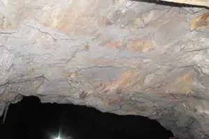 Nautanen – Versteckt im Wald 10 Verschiedene Mineralien in der Decke des Stollens