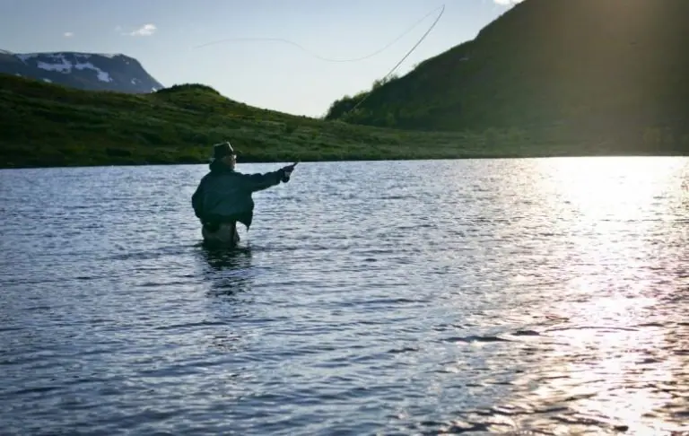 Angler in einem See beim Angel Auswerfen