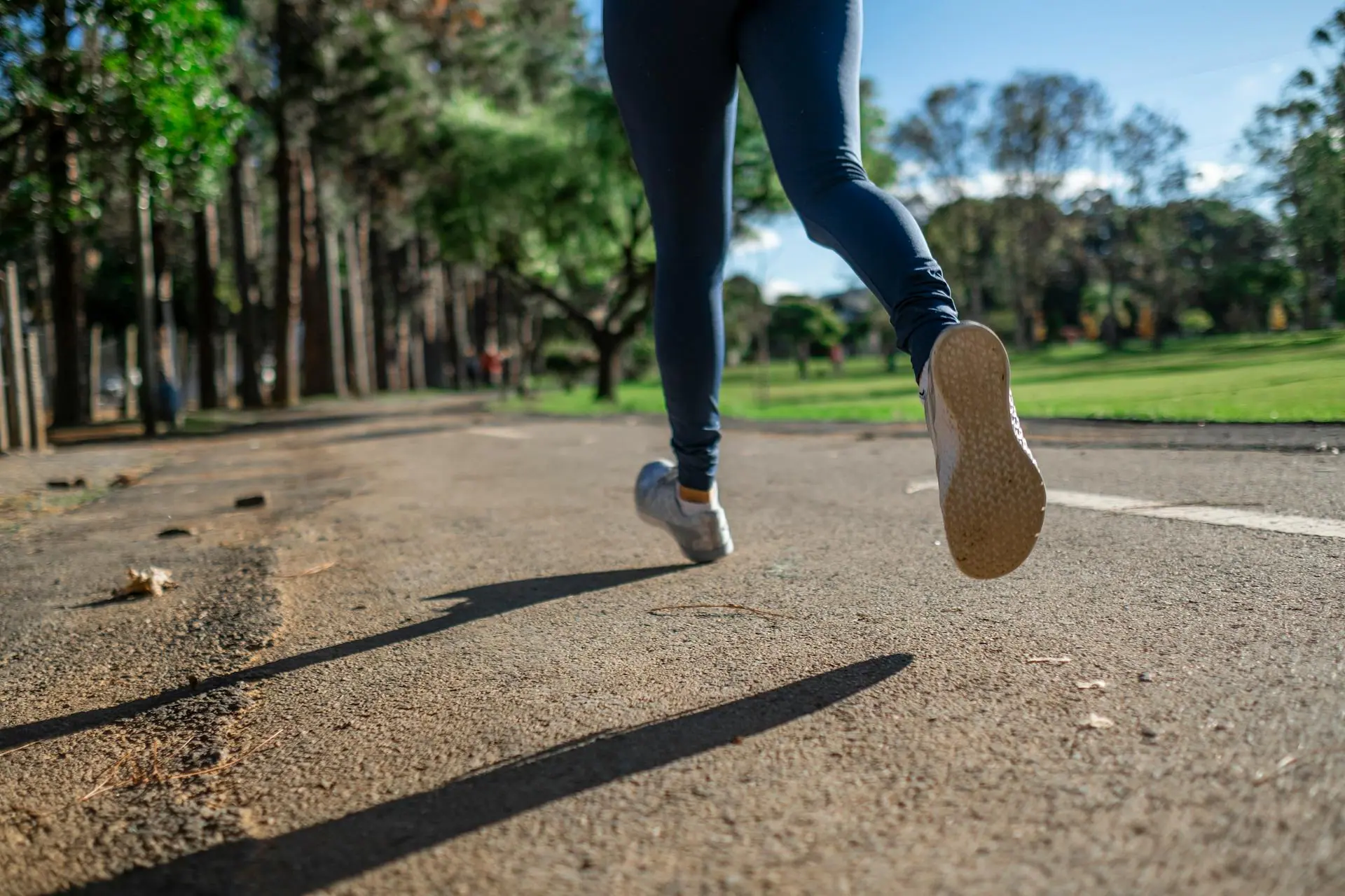 Ein Weg auf dem eine Dame joggt.