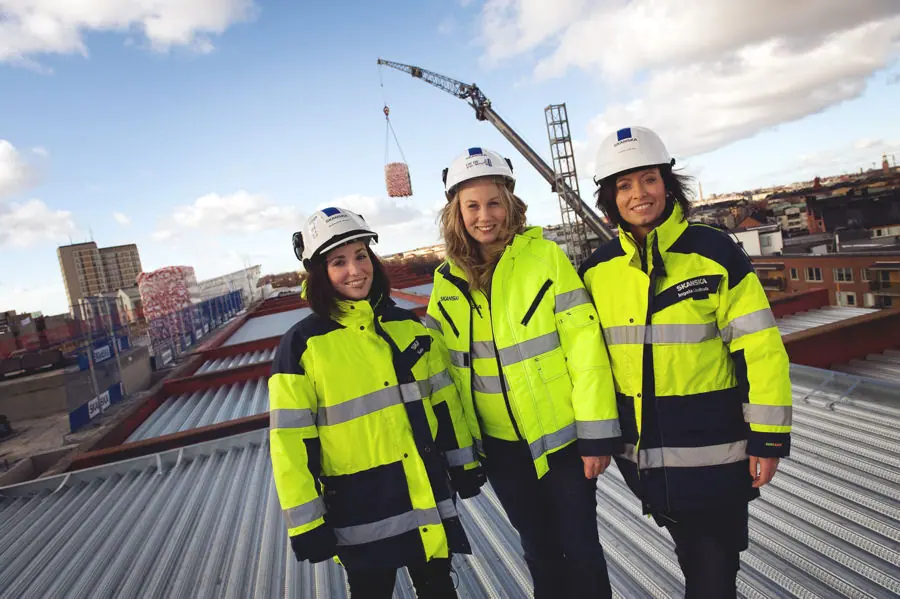 Drei Frauen auf einer Baustelle. Auch sie müssen Steuern zahlen.