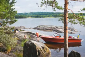 Das Jedermannsrecht reglementiert in Schweden auch den Wassersport. Das Jedermannsrecht reglementiert in Schweden auch den Wassersport.