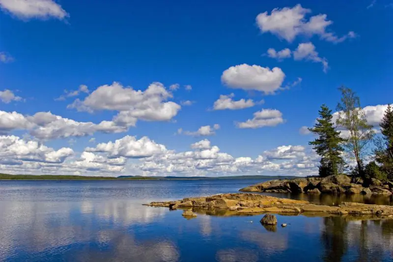 See Storagla in Värmland Schweden mit blauem Himmel
