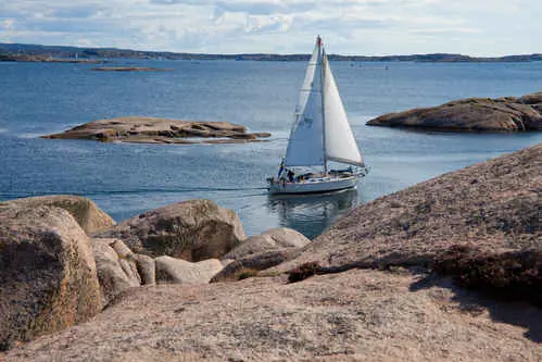 Segelschiff auf dem Wasser in Bohuslan Schweden.