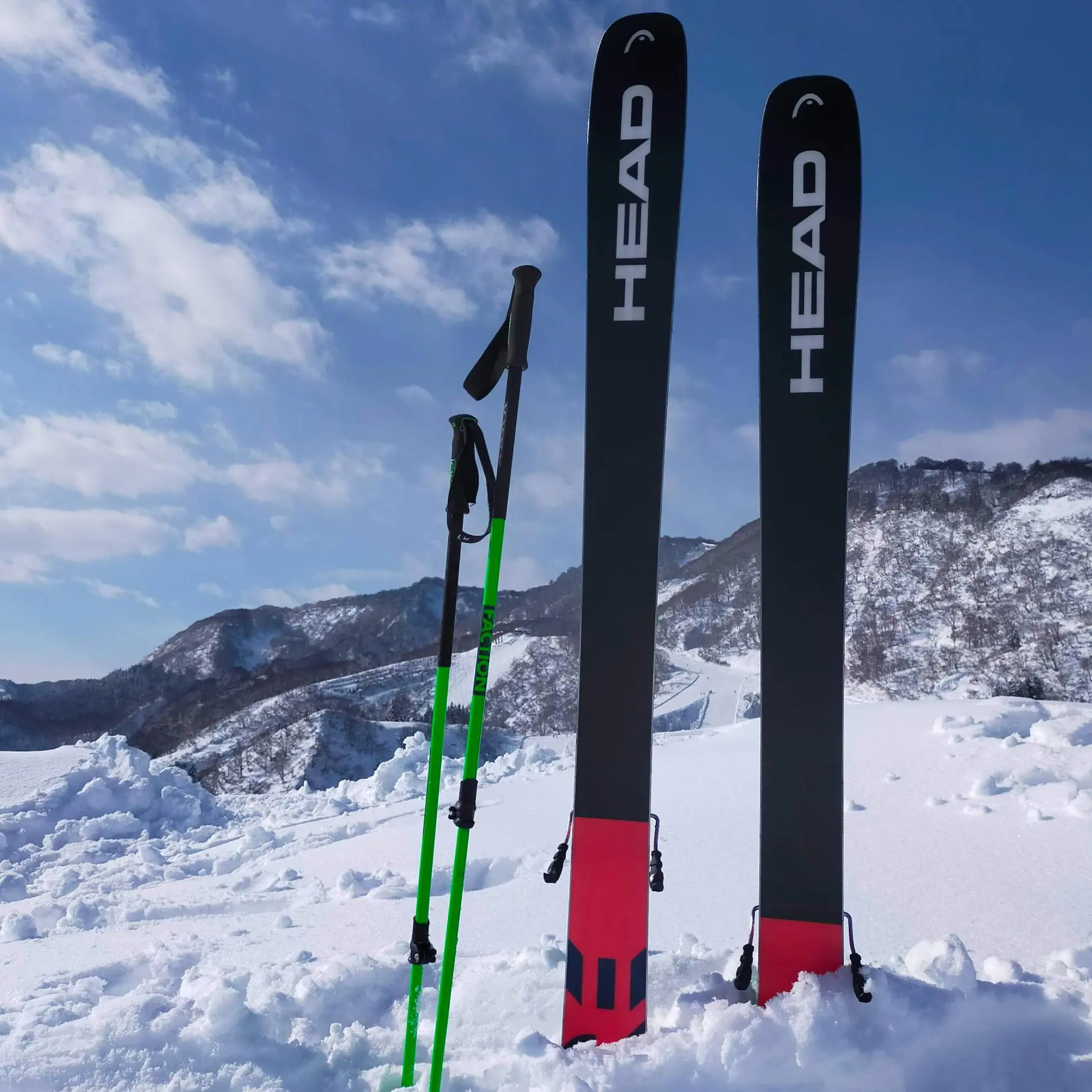 Skier steckend im Schnee