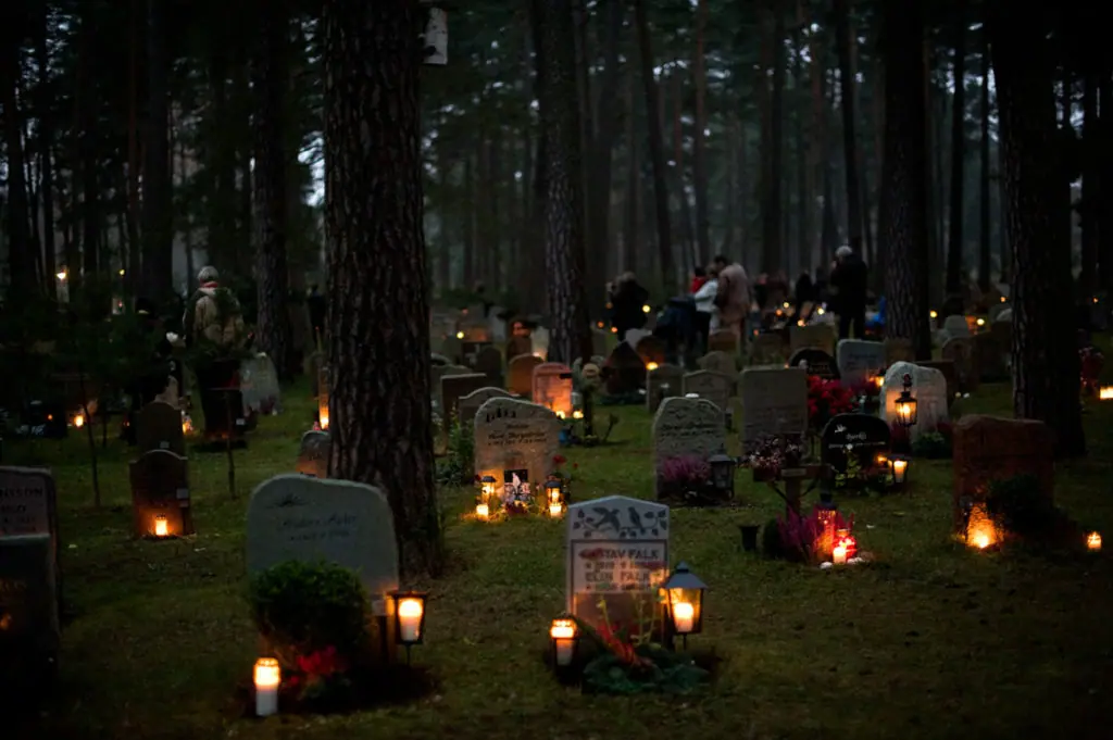 Anonyme Bestattungen nehmen zu 3 Friedhof Grablichter