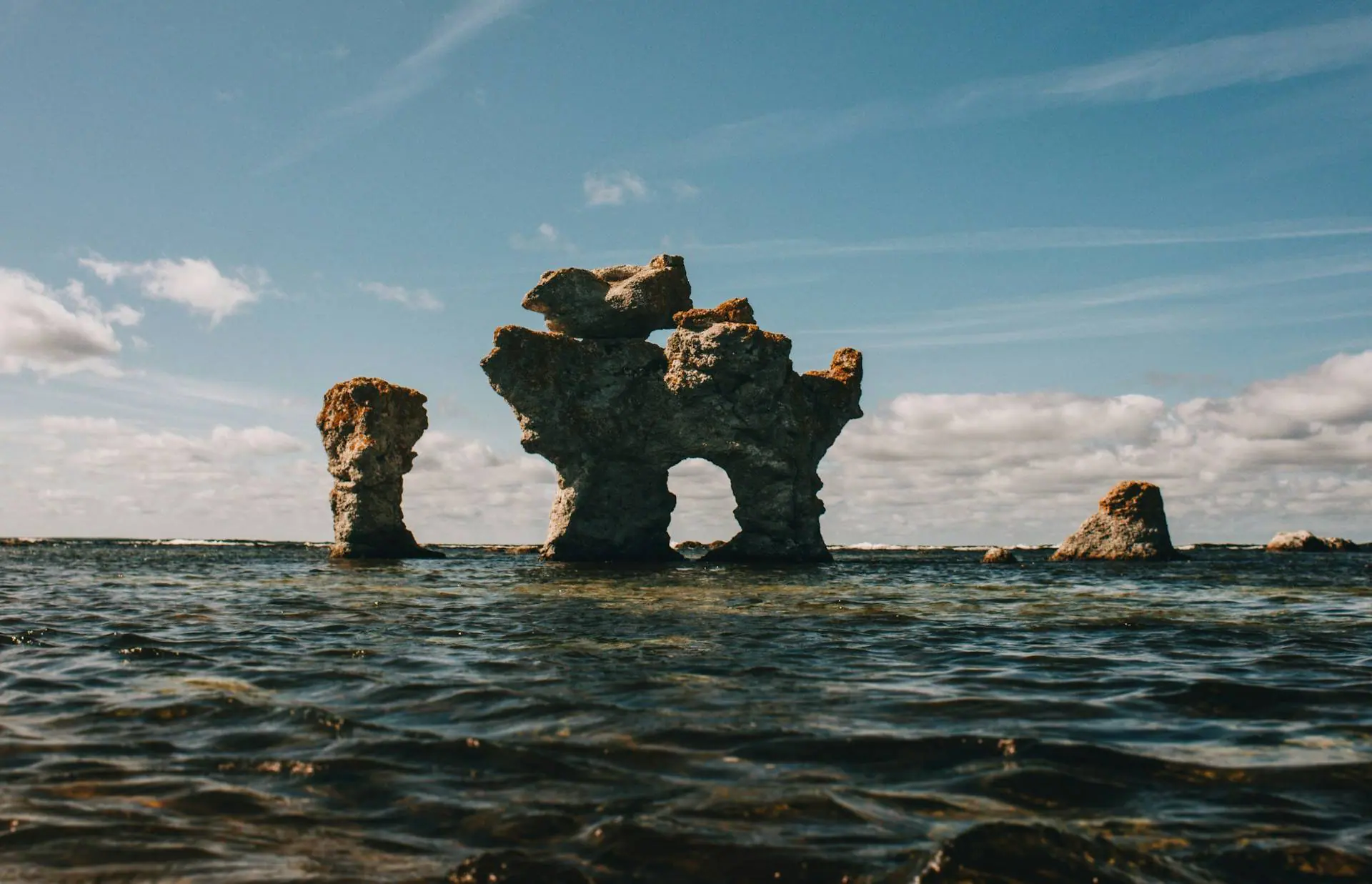 Wunderschön geformter Fels an der Küste Gotlands, Schweden.
