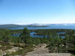 Ångermanland 2 Die Höga Kusten in Ångermanland unter blauem Himmel.